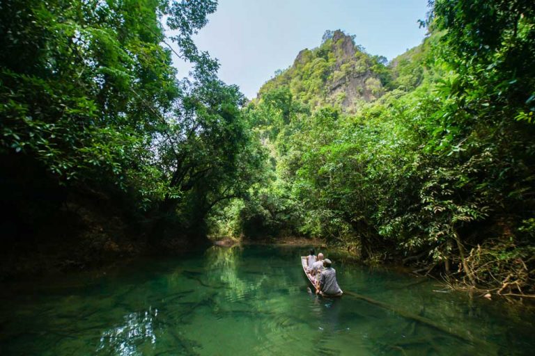 ການປະຈົນ​ໄພ​ເທິງອ່າງ​ນໍ້າ​ມໍ​ລະ​ກົດ