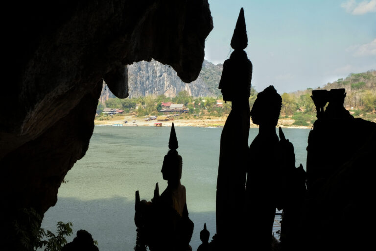 ຖ້ຳເລິກຜາຊັນ