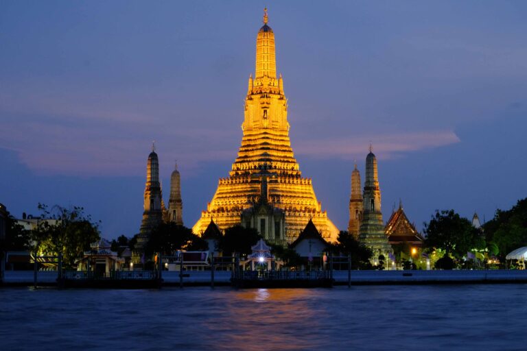 ໃຊ້ຊີວິດແບບ ເພີດເພີນ ກັບການກິນ,  ດື່ມ ແລະ ຊັອບປີ້ງ