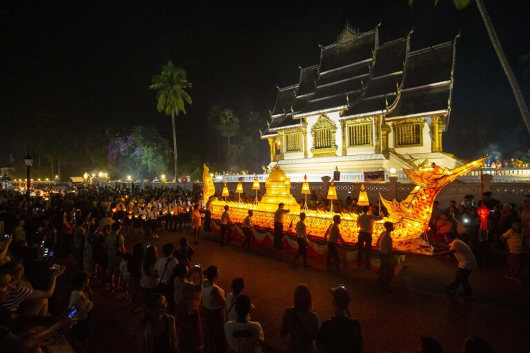 ຄໍ່າຄືນອັນແສນມະຫັດສະຈັນທີ່ແຄມຝັ່ງແມ່ນໍ້າຂອງ