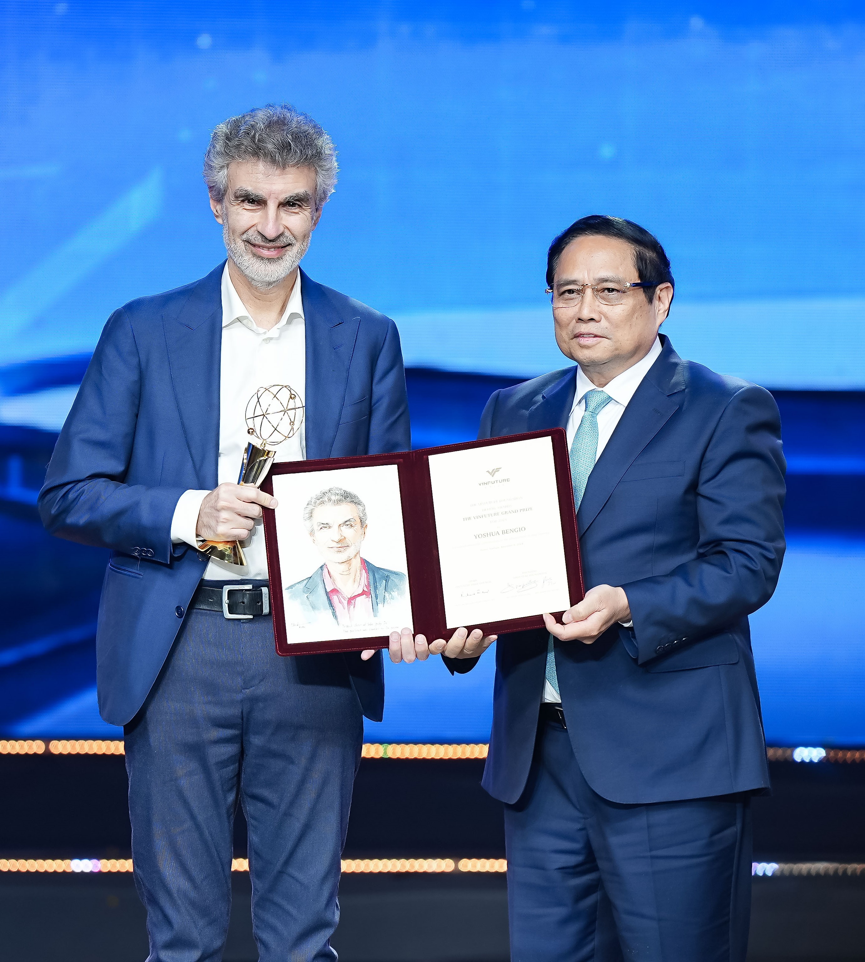 “AI Godfather" and 2024 VinFuture Grand Prize Laureate Yoshua Bengio (left) warns global superpowers about the risks AI poses to humanity.