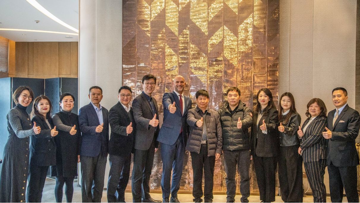 A strategic partnership between Artyzen Hospitality Group and Xi'an Yang's Real Estate commenced with the signing of the hotel management agreement for Artyzen Xi'an. Mr Rogier Verhoeven, Executive Director and President of Group Hospitality Division, Shun Tak Holdings Limited (7th from the left), Mr Yang Zengtian, Chairman of Xi'an Yang's Real Estate (6th from the right), Ms Zhao Xinxin, Deputy Director, Xi'an Hi-tech Zone Urban Living Room Development Center (4th from the right), Ms. Zhang Jia, Head of Investment Promotion Department, Xi'an Hi-tech Zone Urban Living Room Development Center (3rd from the right) and representatives from both parties were in attendance to celebrate this milestone for the luxury hotel project, which will celebrate Xi'an's unique cultural heritage and modern charm.