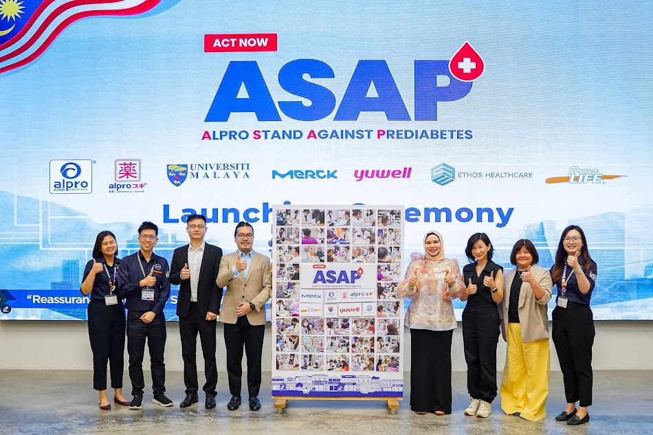 (From left: Dietitian Chua Kai Jia (Professional Care & Development Manager cum Dietitian, Alpro Pharmacy); Pharmacist Anson Tan (Category Manager, Alpro Pharmacy); Mr. Yan Xiangrong (Country Manager, Yuwell Malaysia); Mr. Nicholas Tham (Commercial Director, Ethos Healthcare); Professor Dr. Hasniza (Deputy Vice Chancellor (Academic & International), University of Malaya); Ms. Pixie Yee (Managing Director, Merck Malaysia & General Manager, Merck Healthcare Malaysia and Singapore); Ms. Elsie Low (General Manager, Powerlife Malaysia); Pharmacist Ng Yi Ling (Professional Care & Development Manager, Alpro Pharmacy))