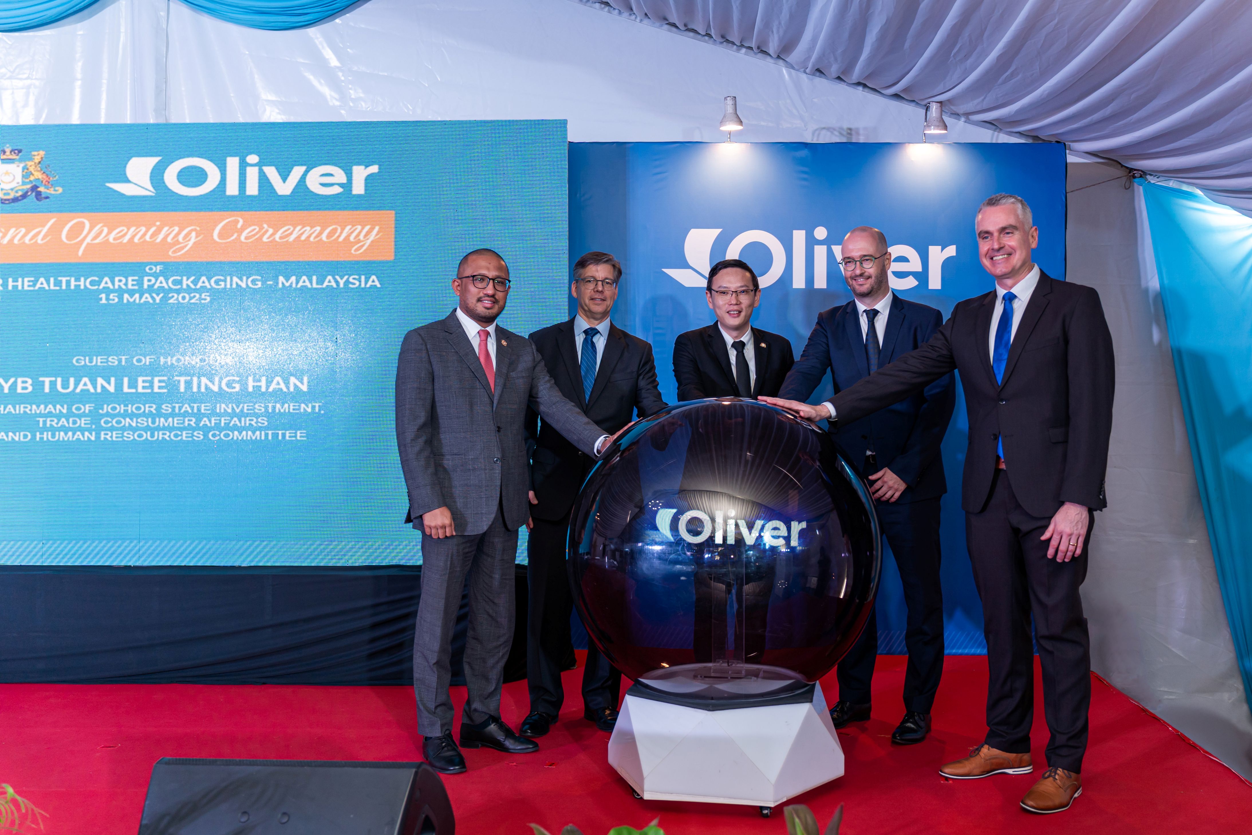 From (L-R): Mr. Mohd Reduan Mohd Zabri, Director, Johor Office Malaysia Investment Development Authority (MIDA), Mr. Michael Benevento, President & Chief Executive Officer, Oliver Healthcare Packaging, Yang Berhormat Tuan Lee Ting Han, Chairman of Johor State Investment, Trade, Consumer Affairs and Human Resources Committee, Mr. Kenneth De Muynck, General Manager, Asia-Pacific Oliver Healthcare Packaging, Mr. Warren Shaw, Vice President, Global R&D & Quality, Oliver Healthcare Packaging, at the grand opening of Oliver Healthcare Packaging's Johor manufacturing facility
