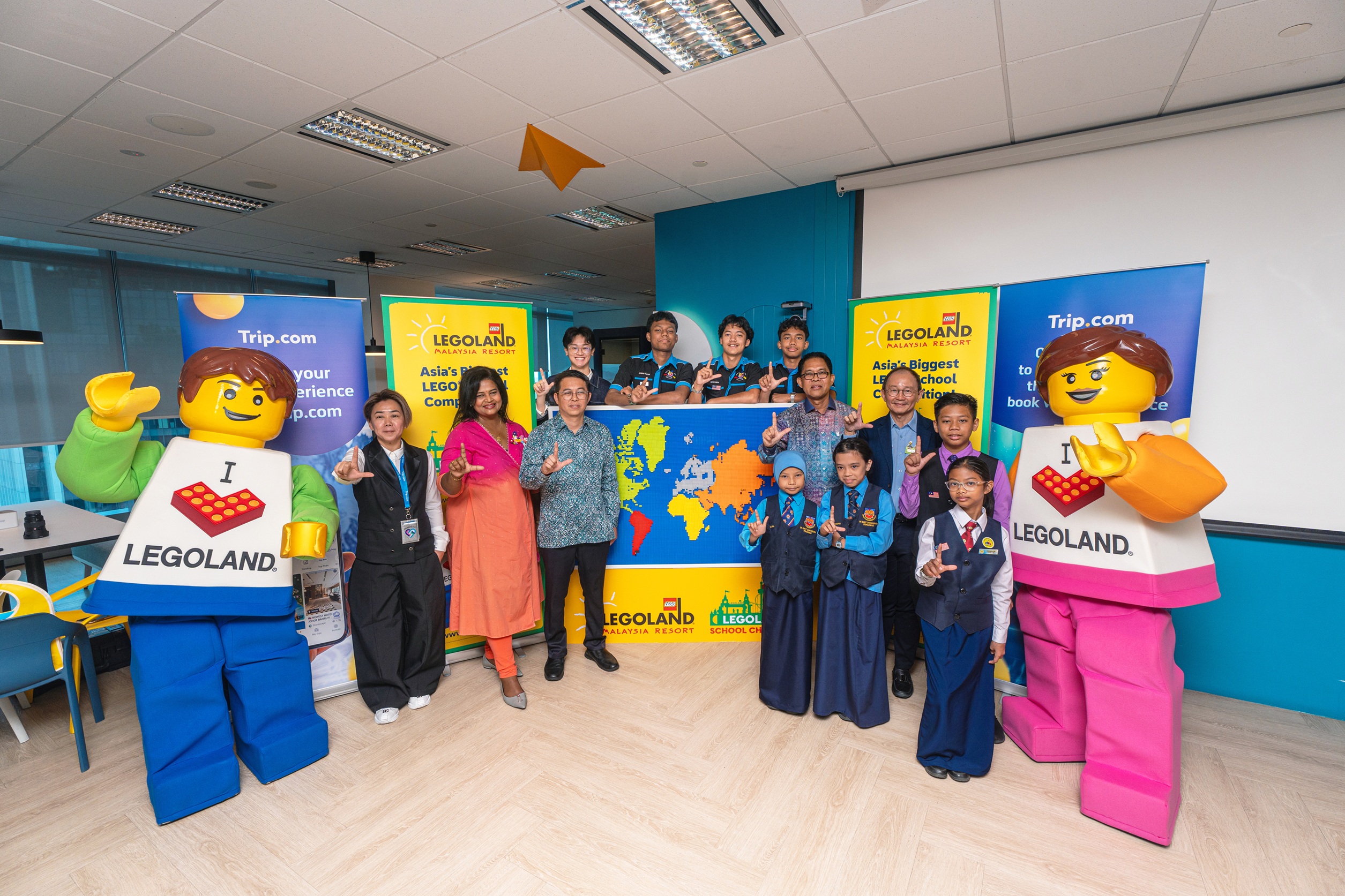 (From left to right) Ms Stephane Thong, General Manager, Trip.com Malaysia, Ms Thila Munusamy, Director of Sales and Marketing, LEGOLAND Malaysia Resort, Mr Samuel Lee, Deputy Director General of the Malaysian Tourism Promotion Board, Mr Mohamad Zaidi Bin Ishak, Deputy Director of Sports, Co-Curricular and Arts Department, Ministry of Education Malaysia and Mr Cs Lim, Vice President, LEGOLAND Malaysia Resort