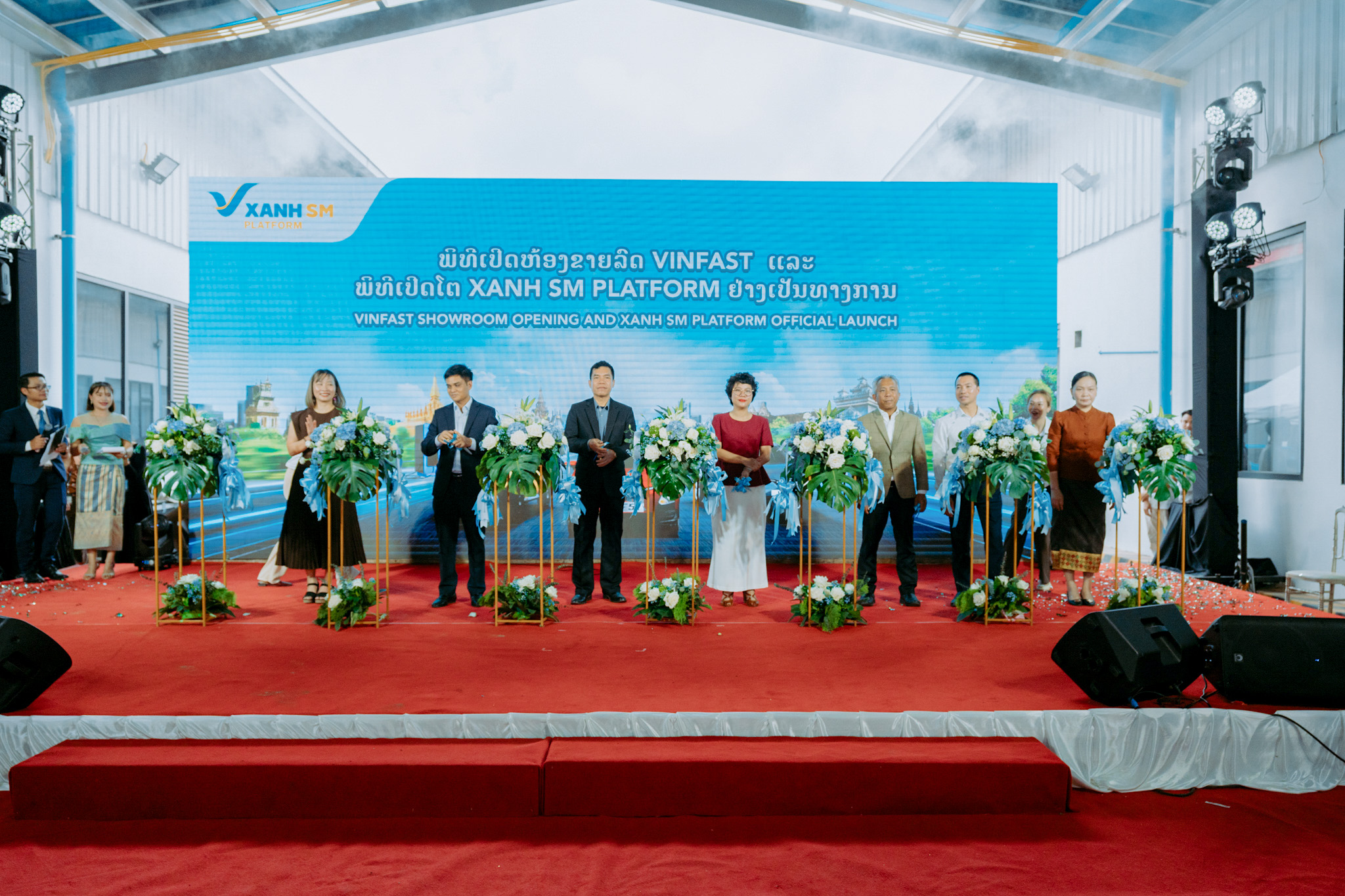 Mr. Nguyễn Văn Duy, First Secretary of the Vietnamese Embassy in Laos (third from the left), joined representatives of GSM and other distinguished guests in cutting the ribbon at the grand opening of the first VinFast store in Laos.
