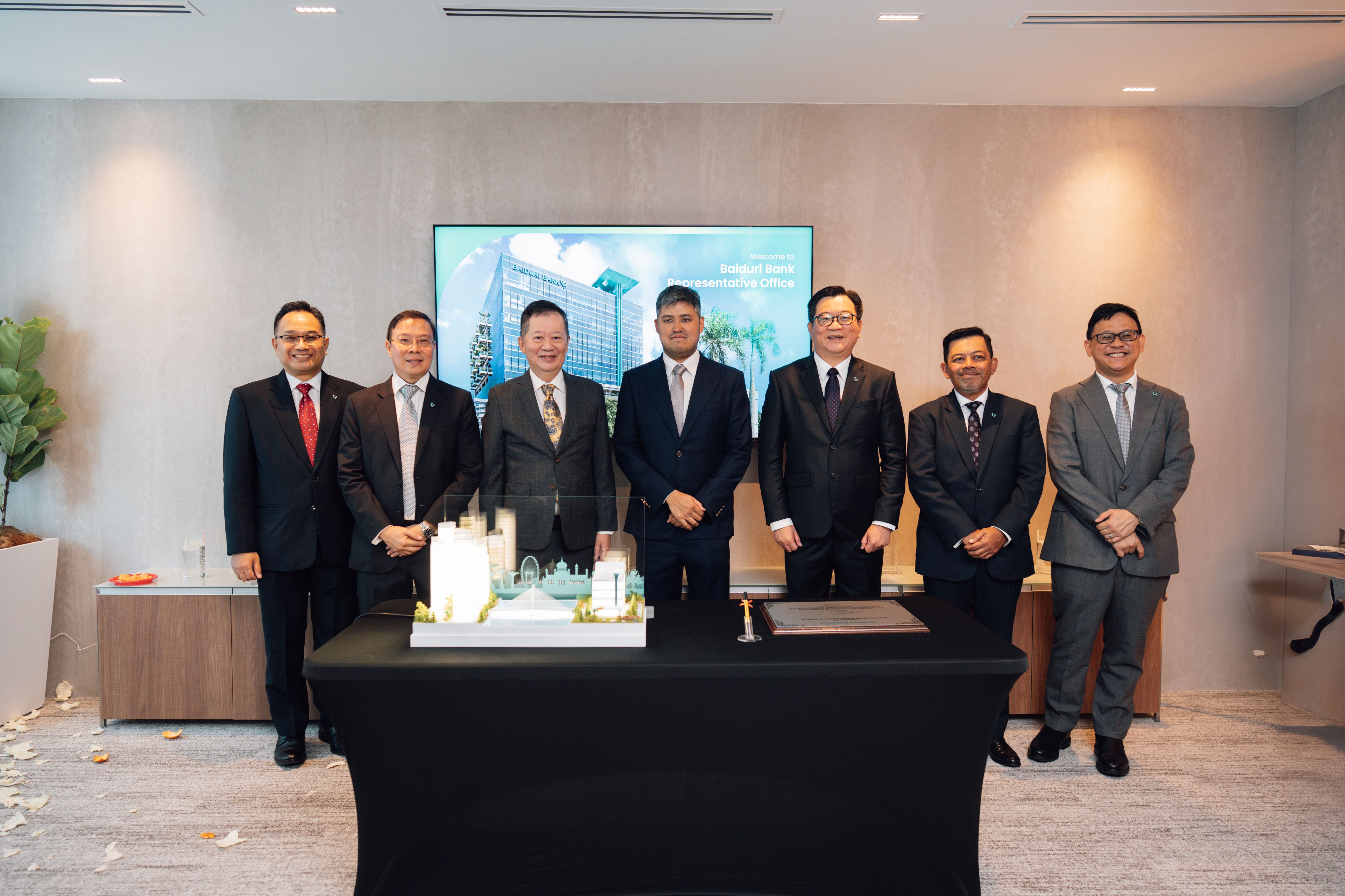 Yang Amat Mulia Pengiran Muda Dr Abdul Fattaah, Chairman of Baiduri Bank (Middle); Baiduri Bank Chief Executive Officer Ti Eng Hui (3-R); Board Member of Baiduri Bank Dato Paduka Timothy Ong Teck Mong (3-L); members of Baiduri Bank’s management committee and Baiduri Bank’s Chief Representative Officer Young Yi (2-L) at the launch of Baiduri Bank’s Representative Office in Singapore