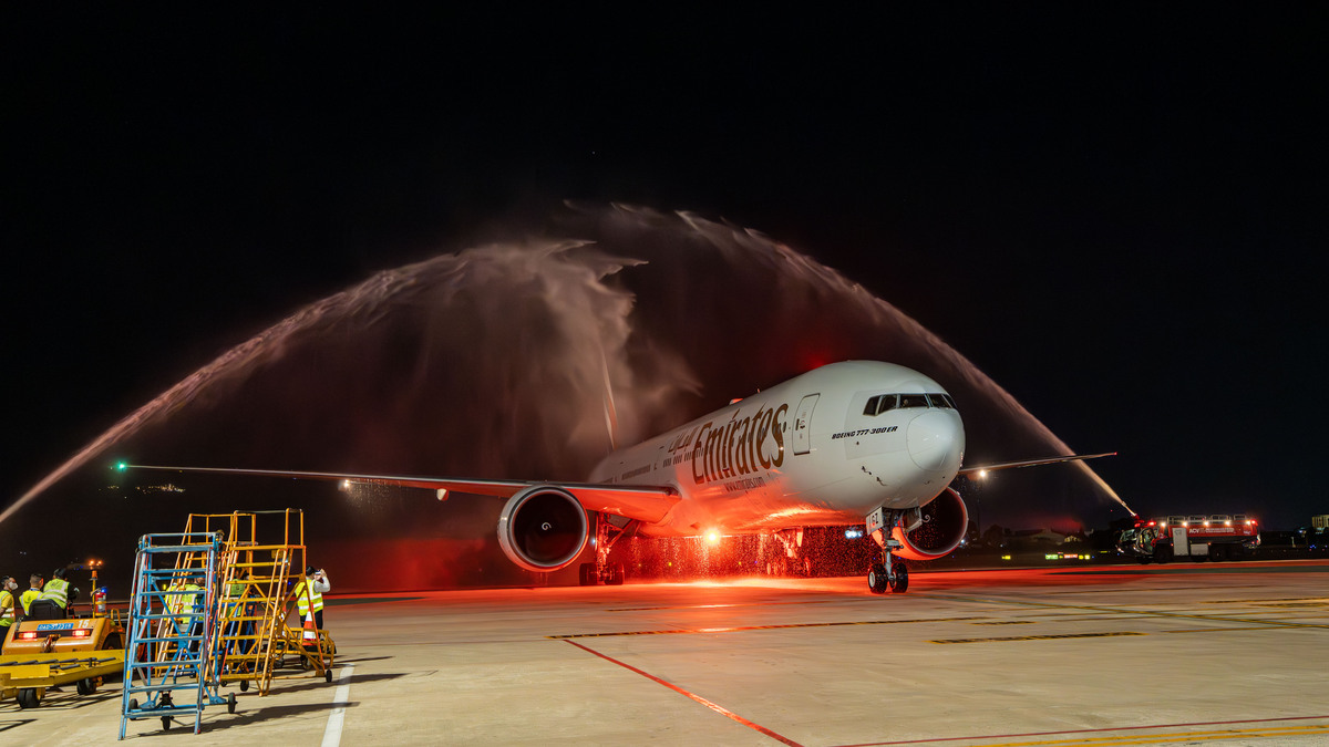 The inaugural Emirates flight to Da Nang received a ceremonial welcome.