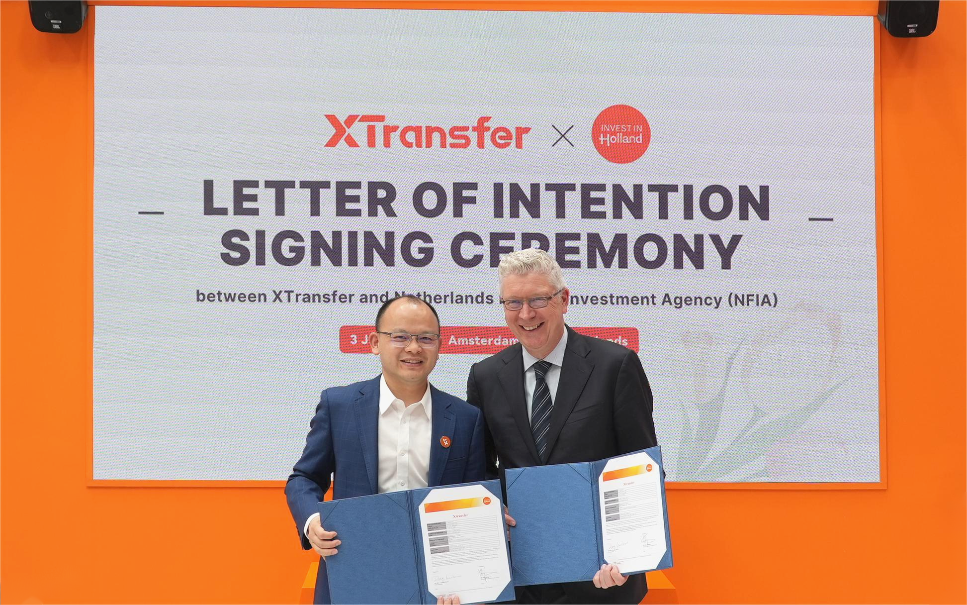 Bill Deng, Founder and CEO of XTransfer (Left), and Hans Kuijpers, Director of Investment Projects at NFIA (Right), at the signing ceremony.