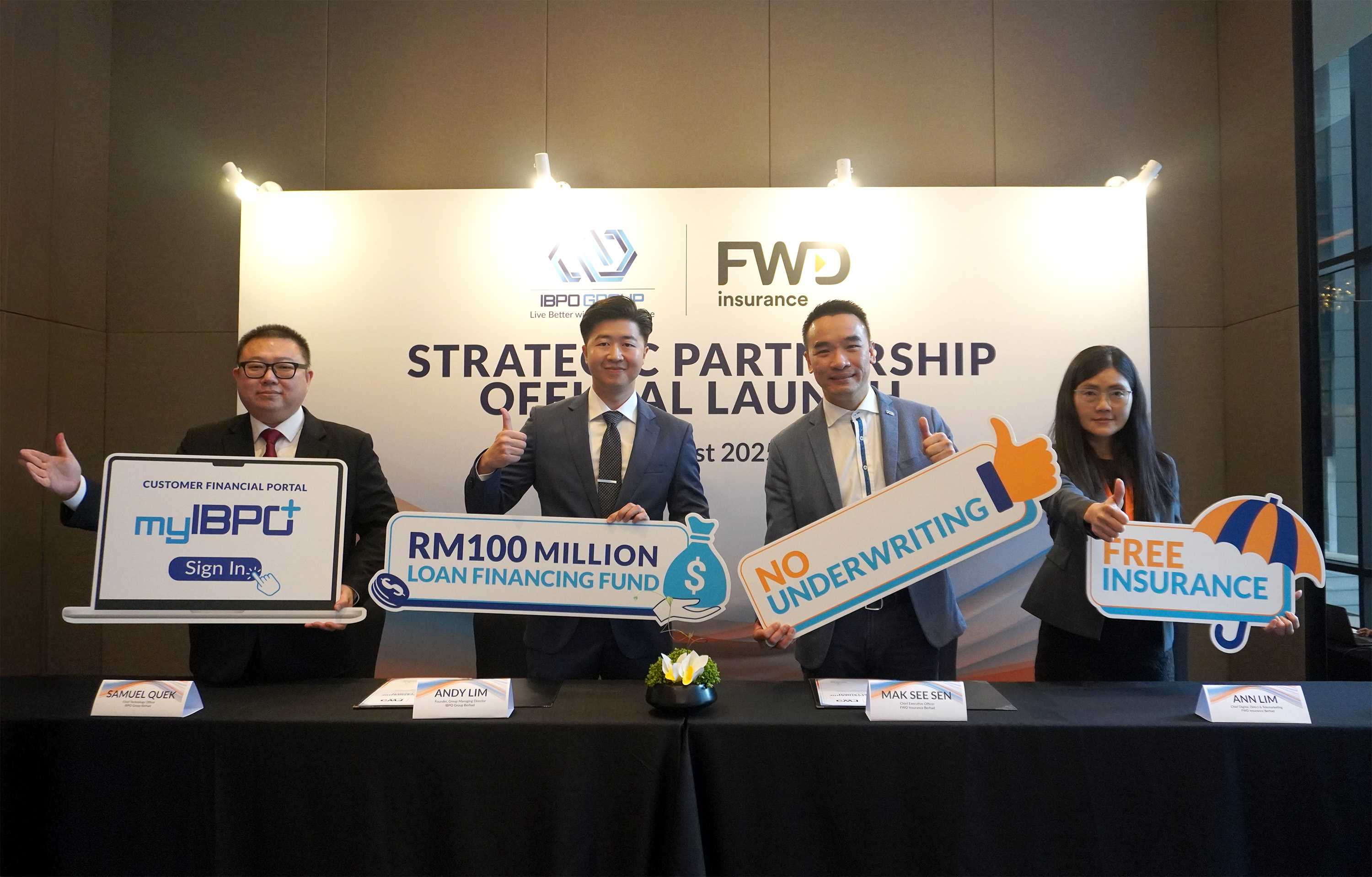 IBPO Group Berhad and FWD Insurance Berhad officially launches their Strategic Partnership to protect IBPO Customers’ loans with complimentary life insurance by FWD Insurance Berhad. From the middle left; IBPO Group Berhad, Founder & Group Managing Director, Andy Lim and the Chief Technology Officer, Samuel Quek. From the middle right, FWD Insurance Berhad, Chief Executive Officer, Mak See Sen and the Chief Digital, Direct & Telemarketing, Ann Lim.