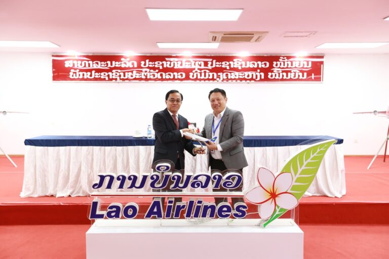 Minister of Public Works  and Transport Visits Lao Airlines