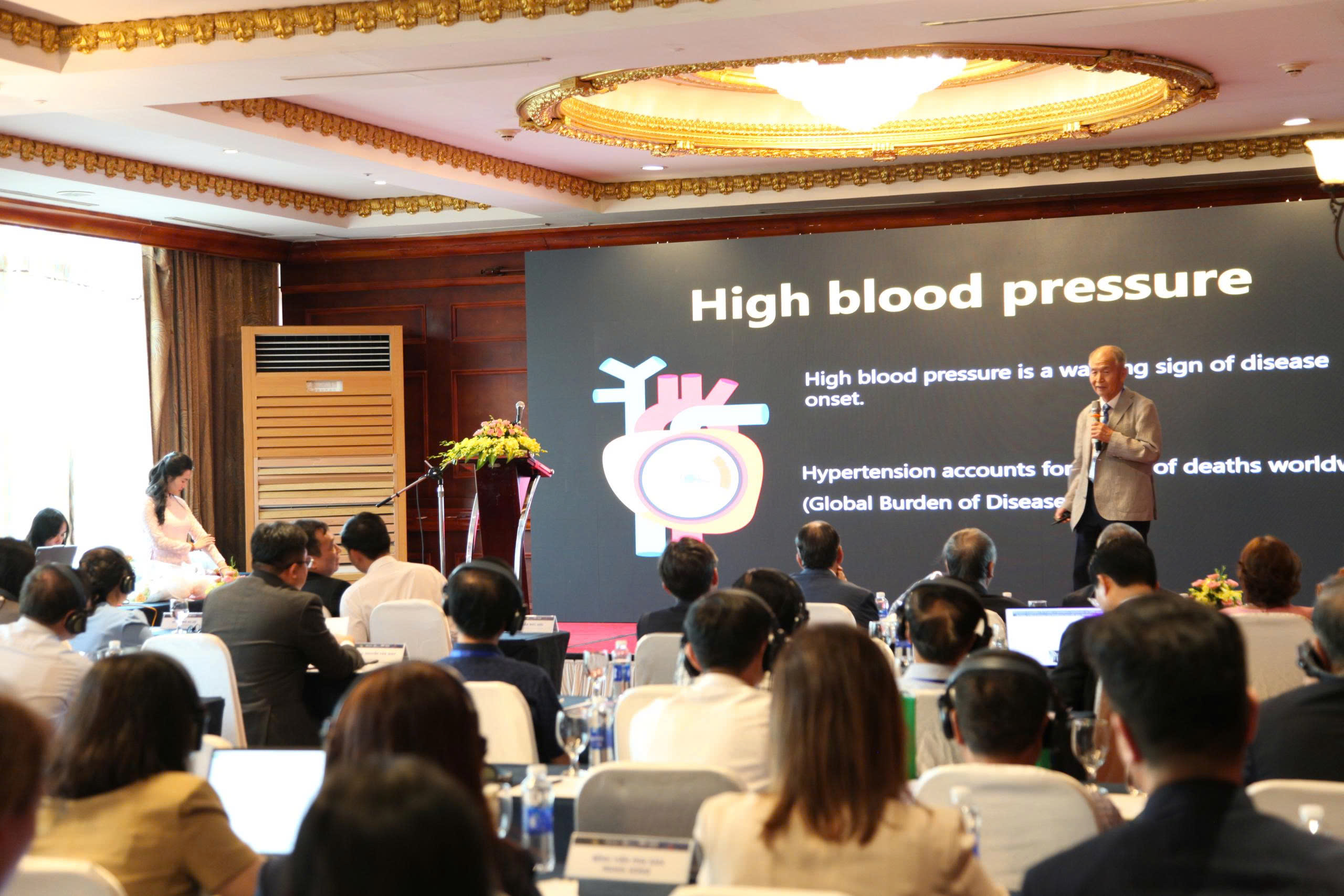 Mr. Lee Byeong-gu, Chief Executive Officer of Raydel Group, was speaking at the symposium in HÃ Ná»™i
