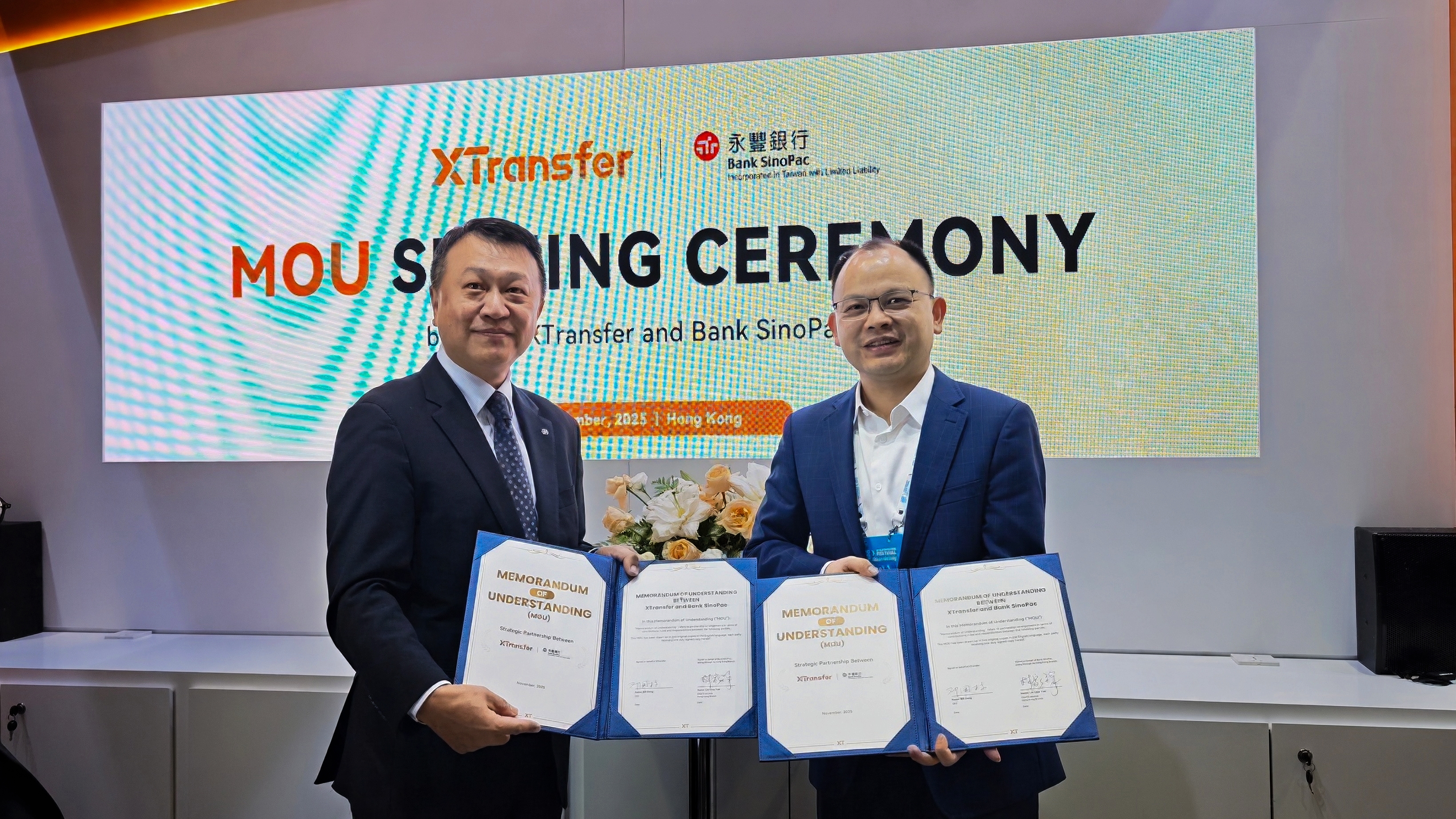 Bill Deng, Founder and CEO of XTransfer (Right), and Lin Chia Yun, Chief Executive of Bank SinoPac Hong Kong Branch (Left), officially signed a memorandum of understanding at the XTransfer booth.