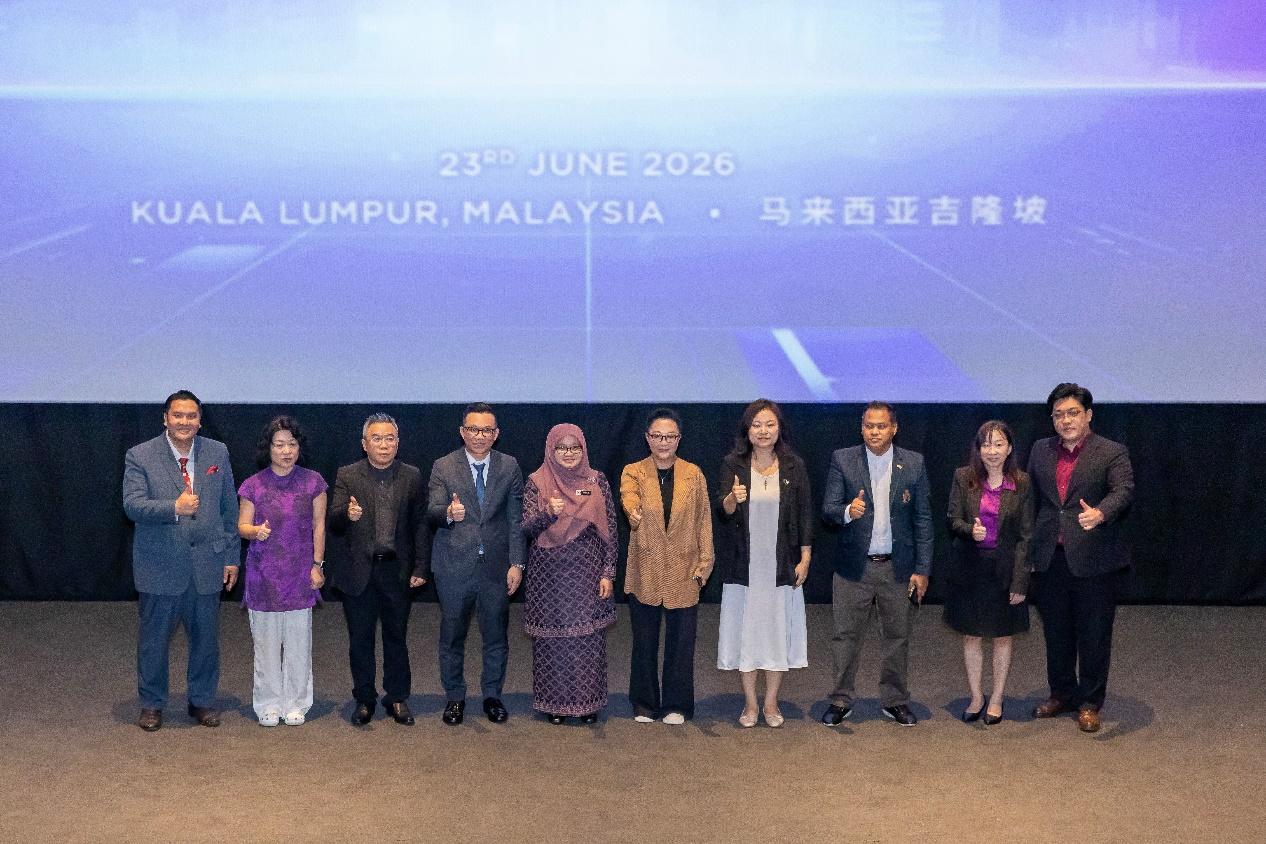 From left: Dato'Dr. Hafiz Kahar, Executive Chairman and Group President of Olympia International Group; Ms. Li Chen, President of Hainan Airport Cross-Border Industry Development Co., Ltd.; Mr. Ian Neo Chee Hua, President of the Southeast Asia Research Center for Humanities(SEARCH); Mr. Cheong Chen Khan, Vice Chairman of FSBM Holdings Berhad; Puan Norsham binti Abdul Latip, Deputy Secretary-General (Technology Development), Ministry of Science, Technology and Innovation (MOSTI), Malaysia; Ms. Zhou Jing, Vice Chairman of the Chian Malanshan Global Expansion Alliance and Chairman of Fuhui Media Group; Ms. Joyin He Jiaying, Founder and CEO of Omirol AI & Mochi Media; Professor Dato' Dr. Hashim Bin Salleh, President of the Kuala Lumpur International Chamber of Commerce; Professor Dr. Loke Chui Fong, Vice Chancellor of Tunku Abdul Rahman University of Management and Technology (TAR UMT); and Mr. Jason Zhang Yaozhi, Chairman of the ASEAN Headquarters of the World Internet of Things Convention, pose for a group photo during the official launch ceremony of the 2026 Malaysia AI Innovation & Development Exchange Forum.