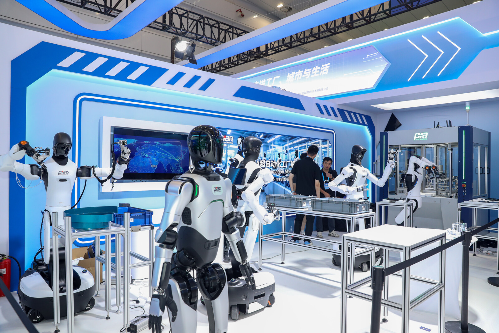 On September 3, a humanoid robot demonstrated an AI-powered hyper-automated factory in a simulation. (Photo by Zhuang Ge'er)
