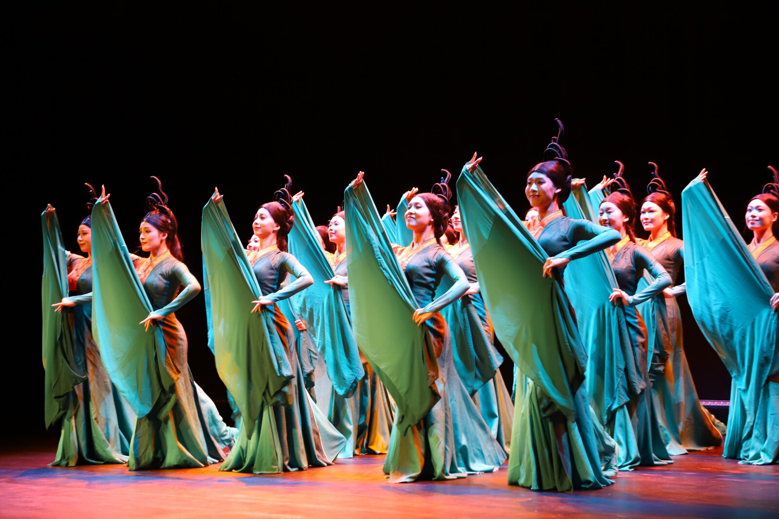 At the opening gala of the 2026 Duisburg China Festival, artists from the Wuhan Song and Dance Theatre performed the dance piece "White Clouds and Yellow Crane Are My Hometown."