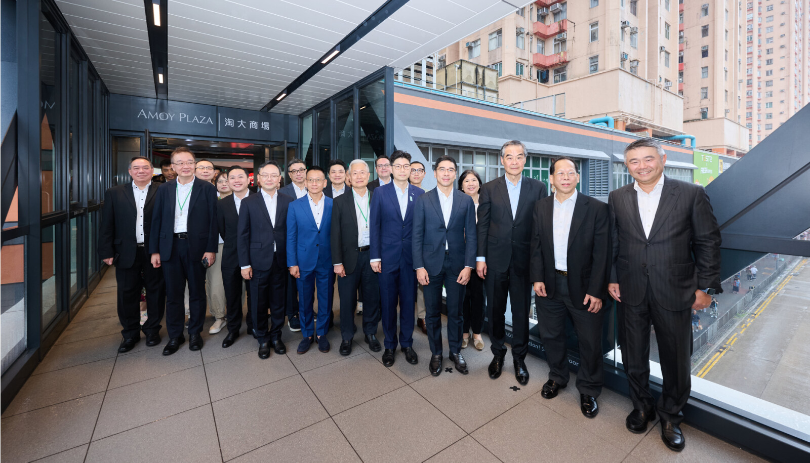 Officiating guests, together with representatives from Kwun Tong District Office, Development Bureau Works Branch, Leisure and Cultural Services Department Cultural Services Branch, District Council members, MTR Corporation Limited and Amoy Gardens Owners Committees, toured the Amoy Footbridge.
