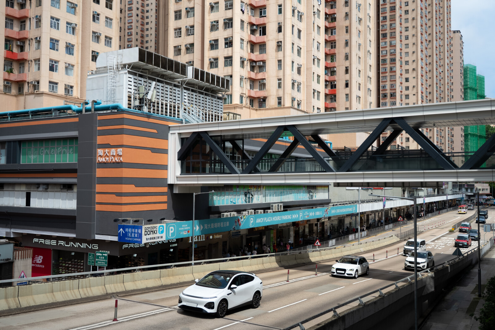 The Amoy Footbridge provides a seamless, covered and barrier-free pedestrian link between Amoy Plaza, the East Kowloon Cultural Centre and Kowloon Bay MTR Station, offering convenient round-the-clock access for residents, office workers and visitors.