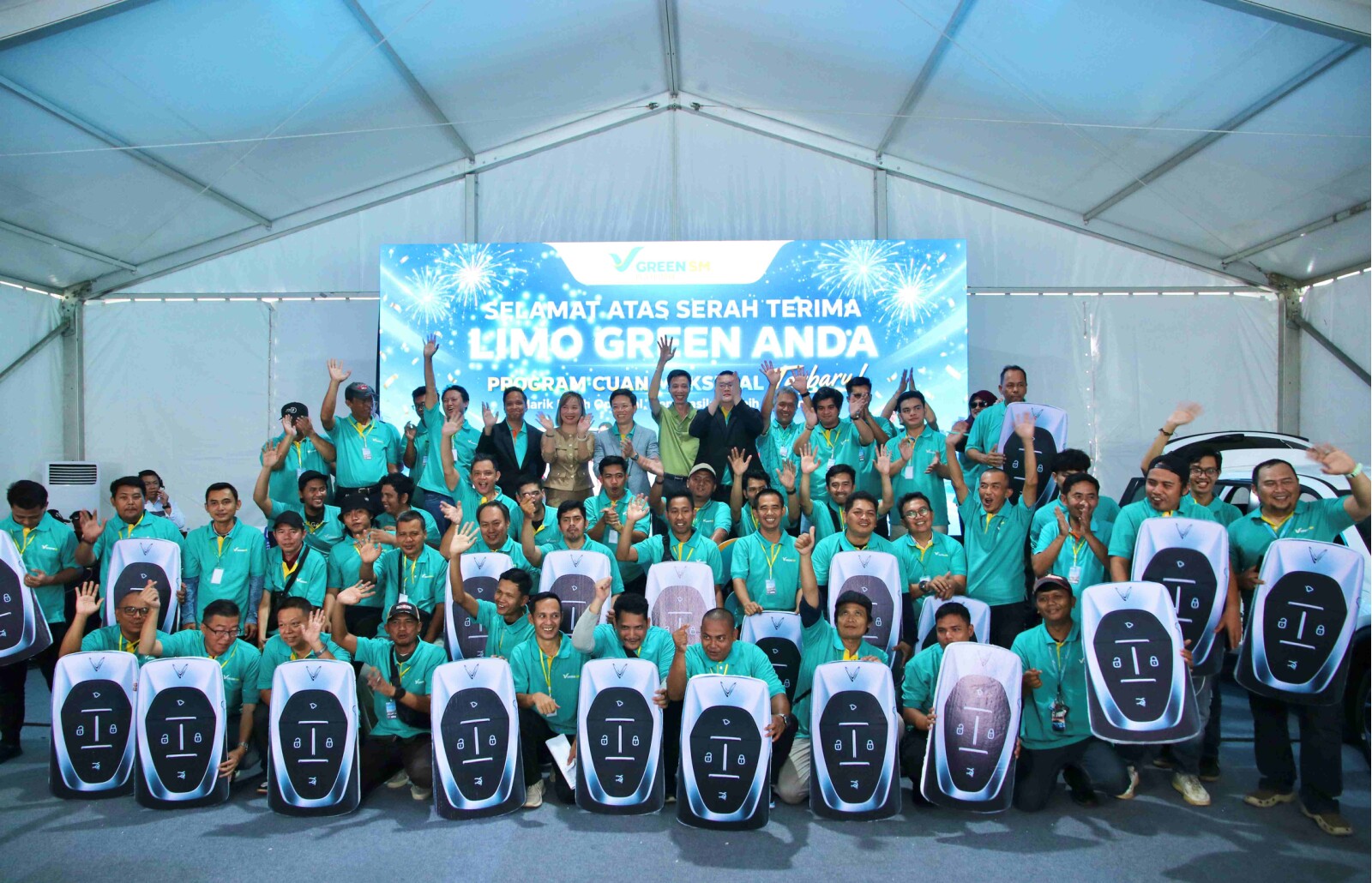 Green SM hands over the first Limo Green vehicles to driver partners in Jakarta.