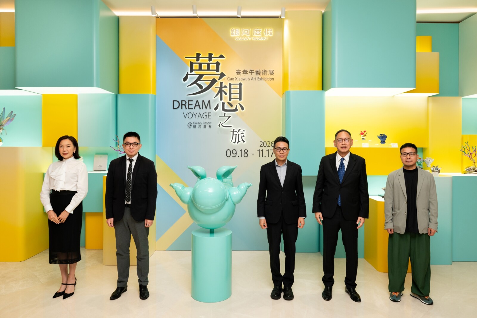 The Opening Ceremony was held on 21 September, officiated by guests of honour, including Mr Cheng Wai Tong, Acting Director of the Macao Government Tourism Office (3rd from right); Mr Ho Hong Pan, Head of Department for Promoting Cultural and Creative Industries of the Cultural Affairs Bureau of the Macau SAR Government (2nd from left); Mr Philip Cheng, Director of Galaxy Entertainment Group (2nd from right); Ms Eileen Lui, Group Director of Human Resources and Administration of Galaxy Entertainment Group (1st from left); and artist Mr Gao Xiaowu (1st from right).