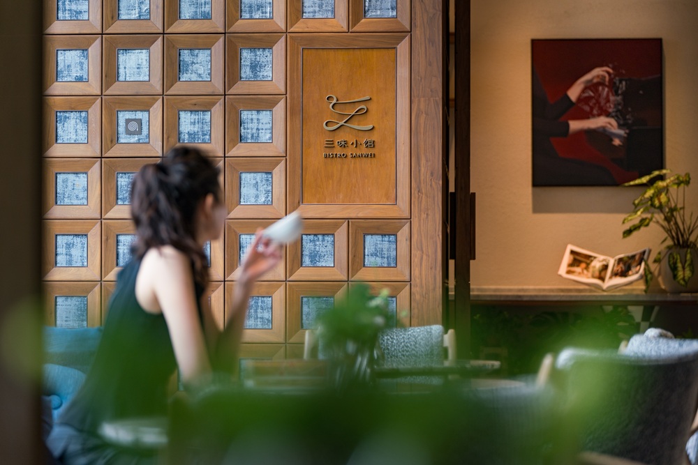 Located on the first floor of Xi Zhe Wuxi, Bistro Sanwei reinterprets Jiangnan flavors in a contemporary style