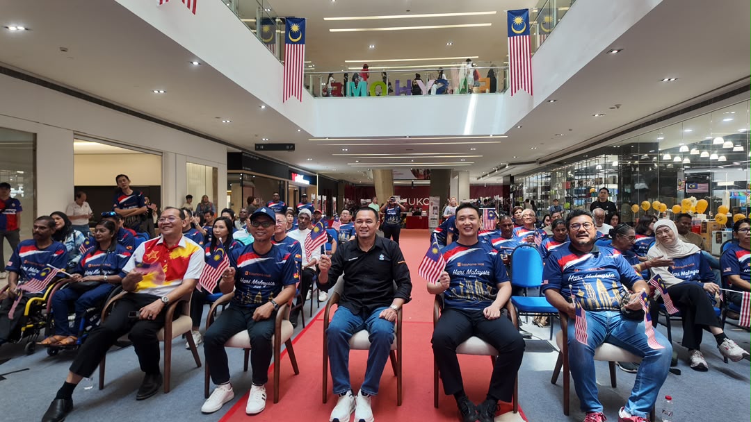 From left: Dr. Mohd Khairuddin Othman, Penyelaras DUN Paya Jaras; Tuan Zulfadzlee Shah Shaharuddin, Ahli Majlis MBSJ, MPP Zon 4; Yang Berusaha Tuan Haji Mohd Zulkurnain bin Che Ali, Timbalan Datuk Bandar Subang Jaya; Leo Xue Ya Qi, General Manager of Easyhome Mall; and Yang Berbahagia Dato' Sri Megat D. Shahriman bin Dato' Zaharudin, Presiden Majlis Paralimpik Malaysia (MPM)