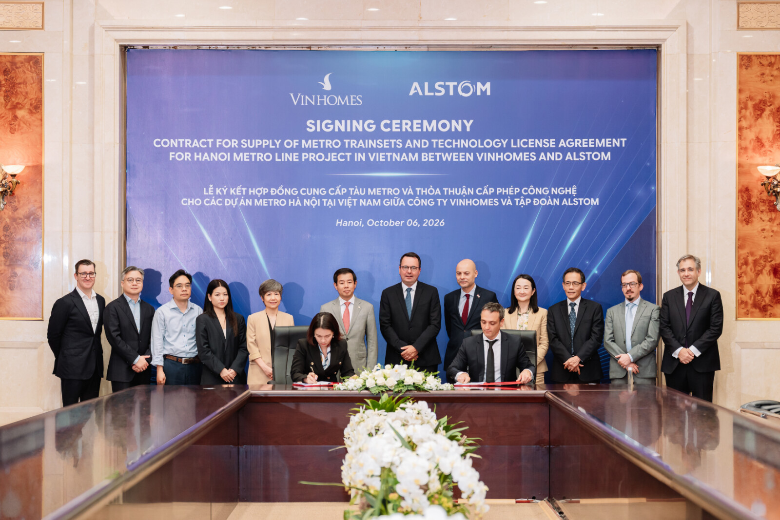 Ms. Nguyen Thu Hang, CEO of Vinhomes (left), and Mr. Yann Maixandeau, Alstom's Managing Director for East Asia, sign the contract between the two parties.