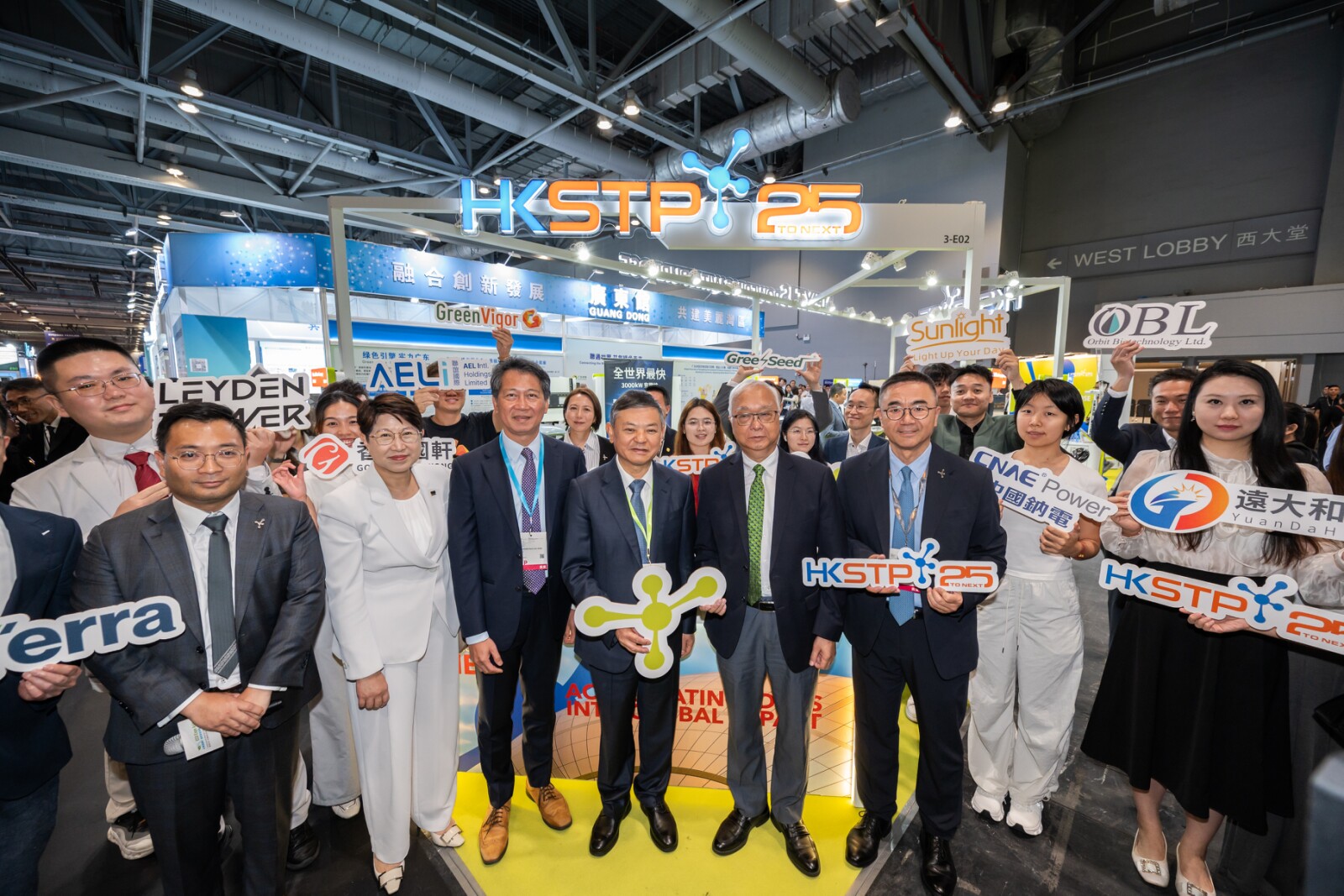 Mr Runqiu Huang, Minister of Ecology and Environment, People's Republic of China, Mr Tse Chin-wan, Secretary for Environment of HKSAR, visit the HKSTP Pavilion, accompanied by Mr Eric Or, Chief Ecosystem Development Officer of HKSTP.